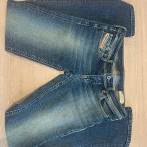 Low waist Diesel jeans. Storlek 32, 27  - Det är ett par bootcut jeans i bra skick. Bra längd för mig som är 165 men skulle passa i längd för lite kortare också. Jeansen är förstora i midjan för mig därför säljer jag dem. 