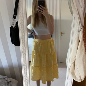 Kjol - Gul kjol från h&m, använd fåtal gånger💕