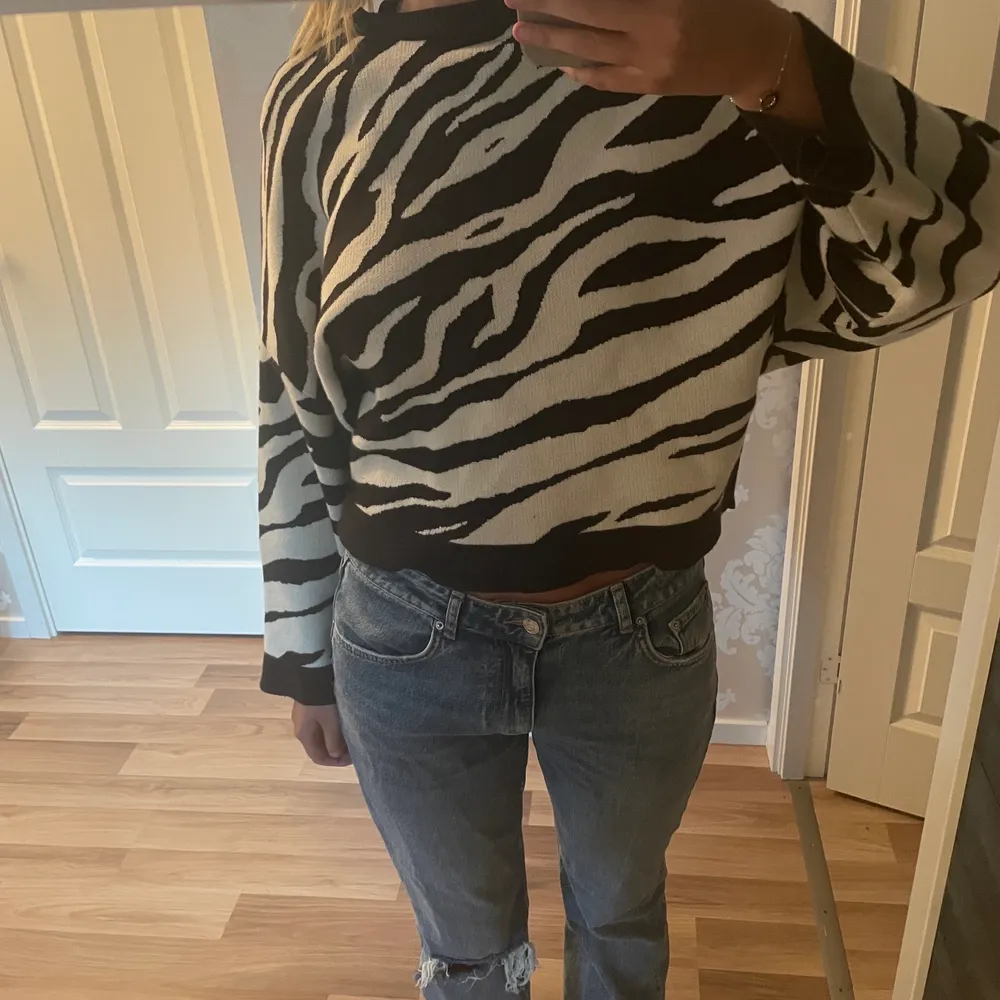 En supersnygg zebramönstrad stickad tröja! Fint skick💕. Stickat.