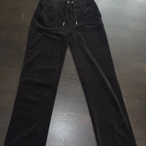 Svarta juicy byxor - Säljer nu mina svarta juicy byxor. Är runt 165 och byxorna passar perfekt! Köpte de för ungefär 5 månader sen och säljer det nu för jag vill ha en annan färg. Är i bra skick! PS köpare står för frakt 🥰❤️