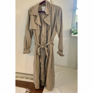 Trenchcoat, oanvänd - Oanvänd trenchcoat från Lager157. Storlek M. Nyskick