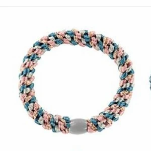 Knekki hårsnodd  - Intresskoll på vad folk skulle kunna ge för denna, vill köpa en ny i en annan färg❤️ startar budgivning på 20kr hoppas ni vill ge bud 😍 FRAKTEN ÄR 13KR OCH INTE 29!⚡