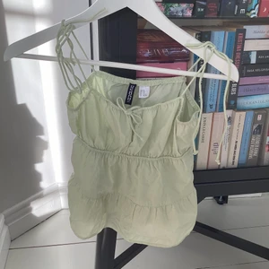 Gullit grönt linne  - Ett super gulligt grönt linne från hm, den är andvänd få talas gånger. Säljer för att inte andvänt på senaste. Storlek xxs