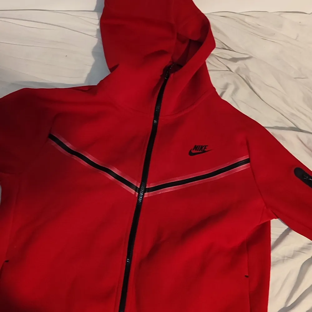 Nike tech fleece i röd köptes från footlocker i bra skick har använts bara 3 gånger köptes i april. Hoodies.
