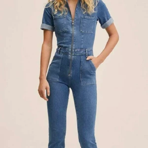 Jeans dress - Säljer min helt oanvända jeans dress från mango i str M men passar S