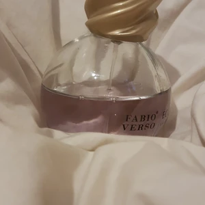 Perfym - En perfym som luktar jätte got men kommer inte till användning längre, har förpackningen kvar! Köptes för 60 eller 70kr:)         100ml men typ 61ml kvar