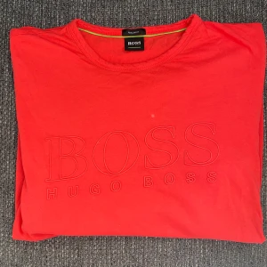 Hugo Boss T-shirt- L Regular Fit  - Hugo Boss T-shirt (ljusröd). Strl L (Regular Fit). Bra skick. Hör av dig vid frågor.