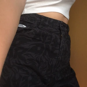 Hm jeans kollektion no fears  - Säljer nu dom här byxorna för att de inte är min stil längre och för att dom har blivit för stora:) byxorna är från hms no fears kollektion och är i stkl 42. Använda ett fåtal gånger. Köptes för ca 300, säljs för 200 men priset är diskuterbart;)