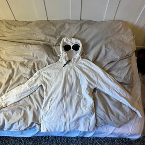 Cp company hoodie vit - Säljer denna cp campany hoodie i storlek S och färgen är vit, sjukt bra skick bara använd ett fåtal gånger. Om du vill ha flera bilder så va inte blyg o fråga!