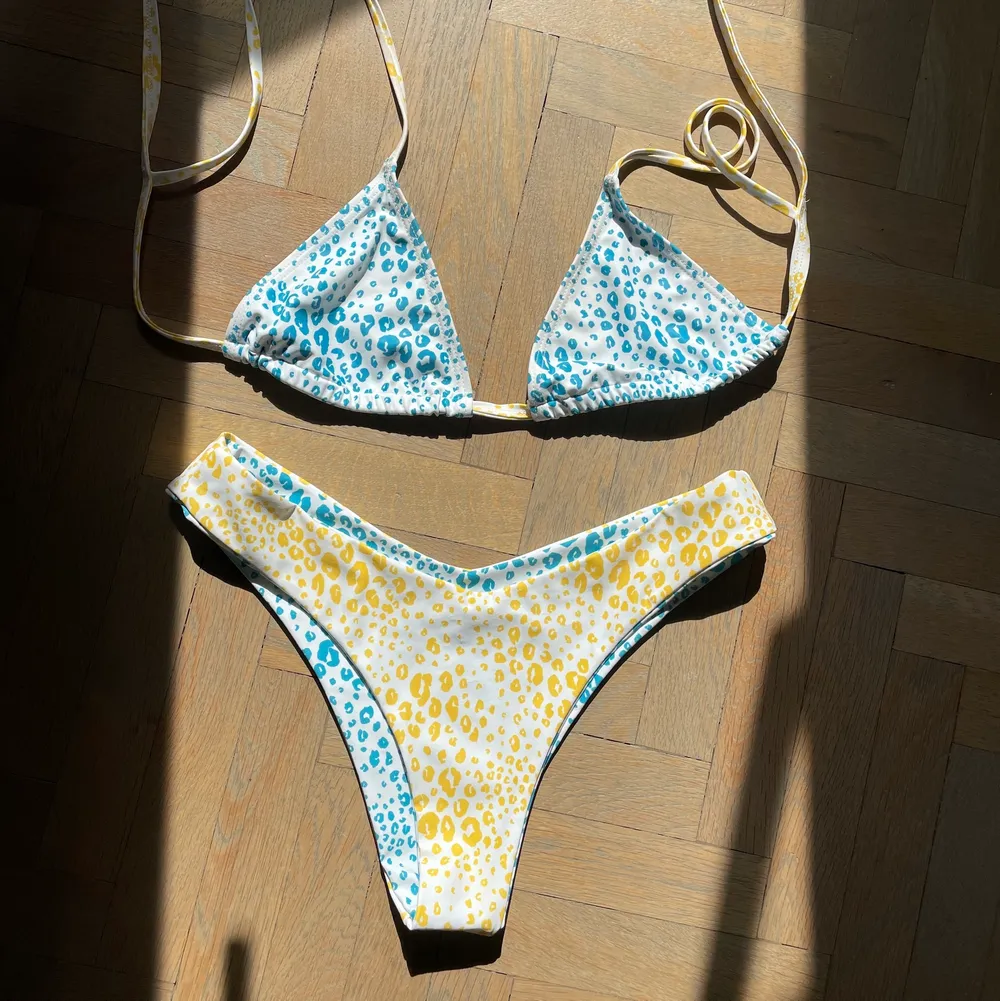 Blå och gul djurmönstrad bikini vara underdel går att användas på två sätt, antingen i blått eller gult. . Övrigt.