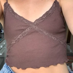 söt topp - jättegulligt linne från pull&bear i storlek M, liten i storlek och passar mig som är en S i toppar. Använd 1-2 ggr men kommer ej till användning. Frakt ingår ej.  