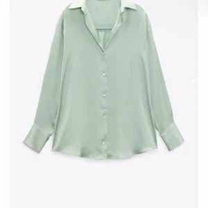 Satin skjorta  - Väldigt bra skick på denna fina satin skjortan, storlek XS men funkar även som S och M. Originalpriset är 279 kr, men säljer för 160, frakt ingår ej. Kan mötas upp i Göteborg!