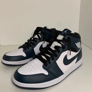 Jordan 1  - Hej! Säljer mina Jordan 1 dark teel för att dem inte kommer till användning. Stl 45. Dem är använda fåtal gånger. Skick 8/10. Köpte de hos soldout för 2950kr men säljer de för mycket billigare. Skolådan följer med! Skriv gärna vid frågor!⚡️👟