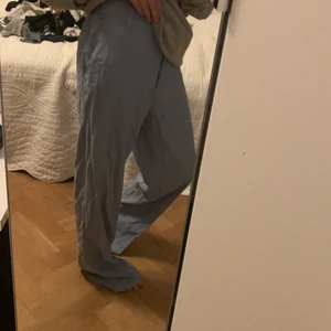 Blåa linnebyxor  - Säljer dessa skitsnygga blåa linnebyxor i strl 36, säljer för att dem är alldeles för långa och inte riktigt min stil, köpte dom på H&M för 250 kr 