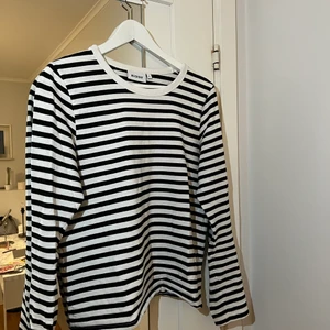 Randig tröja  - Cool randig tröja. Stolek M men passar mig som vanligtvis har S💕