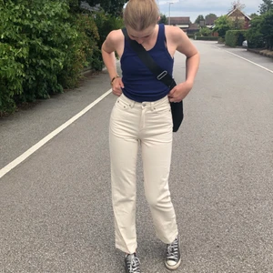 Weekday rowe jeans - Superfina beiga jeans som passar perfekt till hösten! Säljer då de tyvärr är för små för mig. Näst intill nyskick då jag använt de runt 4 gånger.  Storlek: W 25 L 30 Skulle passa en person som är runt 165, jag är runt 175. Priset är prutbart 