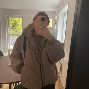 Dunjacka - Säljer nu denna fina beiga vinterjacka från Zara då jag köpt en ny! Stl L och går att använda som både oversize & som vanligt! Superfin & i toppenskick🧚‍♀️