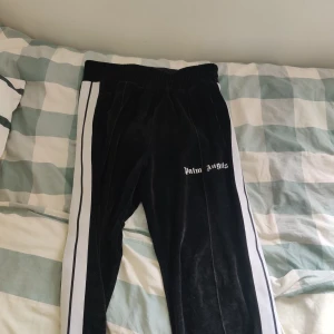 Palm angels Byxor - Nyskick Storlek S kan passa M! Hör av dig om priset.