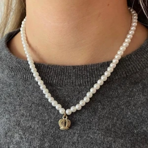 Halsband - Halsband med berlock och glaspärlor. 105kr