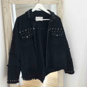 jeans jacka med nitar - jeans jacka från zara, väl använd men i fint skick☺️