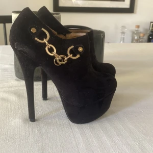 Klackskor  - Skit snygga höga klackar. Tyvärr inte användning av dom själv, helt oanvända 