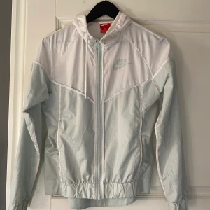 tunn vindjacka  - köpte för nått år sedan använt max 5 gånger, Nike jacka som är super fin men kommer tyvärr inte till användning. köpte den för 800 ny. 