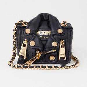 En super cool moschino väska i svart färg med guld detaljer. 💗💗