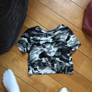 Tröja - Kamouflage tröja ! Frakt tillkommer på 15kr.