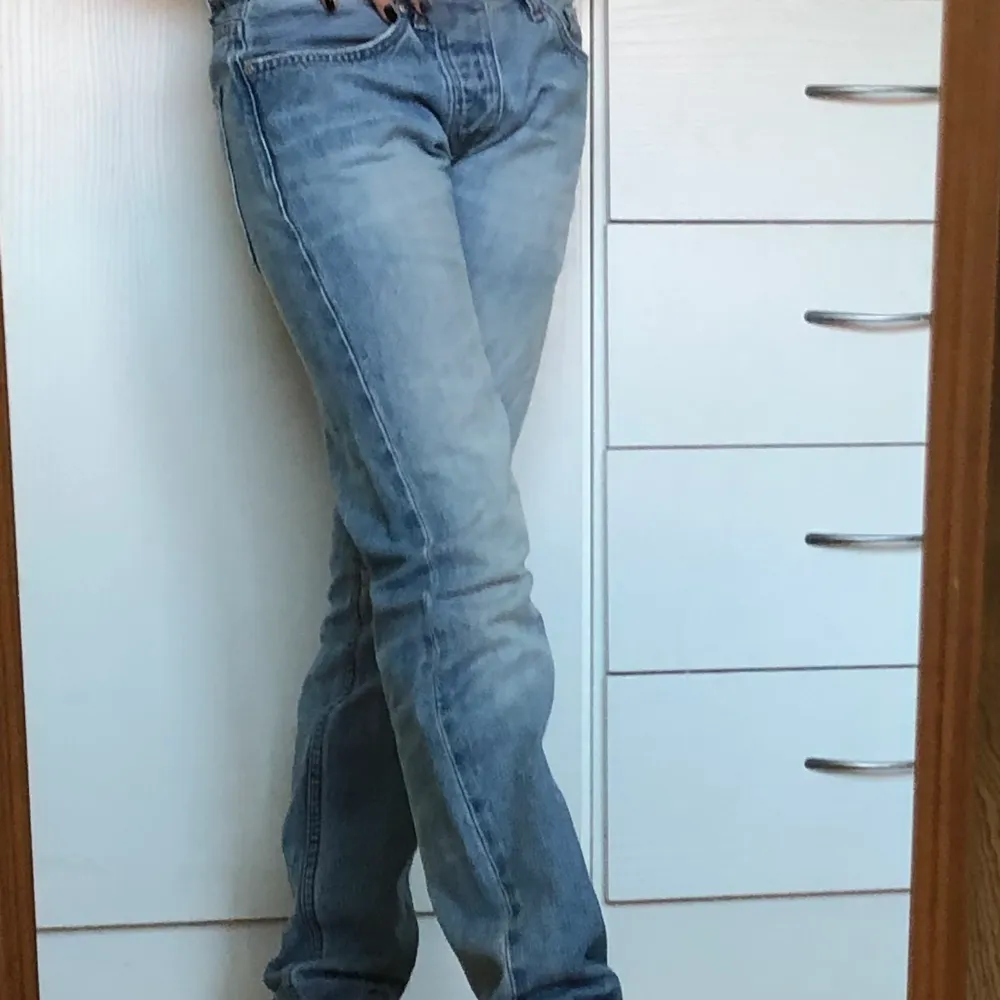 Super coola jeans lite långa för mig som är 160 cm . Jeans & Byxor.
