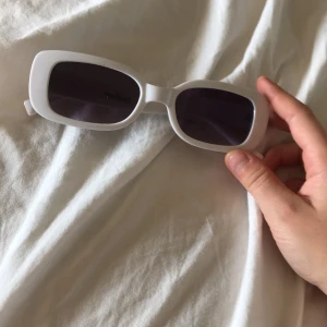 One size - Vita solglasögon köpta på newyorker för 90kr använda 3 gånger gör rent dom inmana jag säljer dom.😊