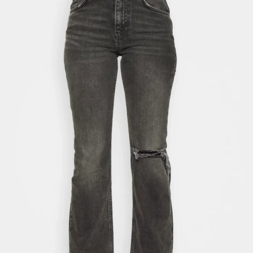 Säljer dessa jeans då dom inte passar min stil riktigt💕Andvända ca 3 gånger och i väldigt bra skick, frakten ingår i priset❤️‍🔥. Jeans & Byxor.