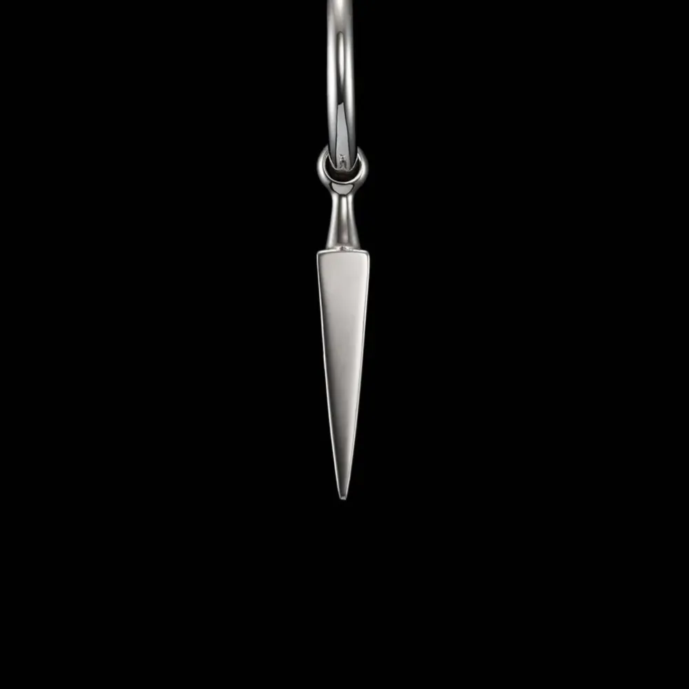 Nu säljer jag detta super fina trendiga Poison Arrow örhänge från Maria Nilsdotter💓 Det är använd sparsamt och i fint skick!  Ny pris är 2295! Köp direkt för 1300kr. Accessoarer.