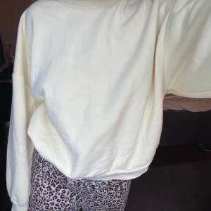 Gul tröja  - Jätte fin gul tröja från gina