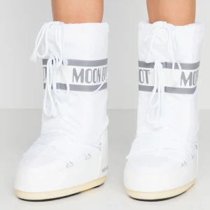 Vinterskor - Säljer mina moonboots då de inte kommer till användning, använd ett fåtal gånger. Klicka inte på köp direkt. Nypris: 1500kr💗💗