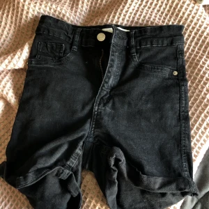 Molly shorts - Molly shorts. Använt skick! Frakt tillkommer på 30kr.