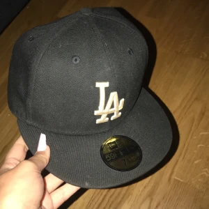 la keps - Säljer min oanvända LA keps Köppte för 450 ny. Hör av er för fler bilder eller för frågor.