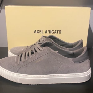 Arigato skor - Säljer nu mina arigato skor. Storlek: 43 Dom är i väldigt bra skick. Nypris: 2000kr 