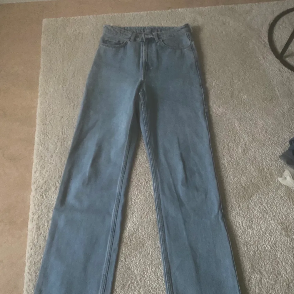 Straight leg jeans ifrån WEEKDAY. Modellen heter Rowe. I ganska nyskick. Jeans & Byxor.