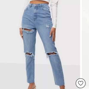 Jeans från missguided, modellen Highwaisted Rip Straight Jeans. Jätte snygga men tyvärr inte kommit till användning därav nyskick! 
