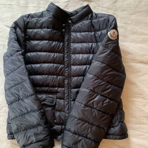Moncler höstjacka xxs/barn - Säljer en moncler höstjacka i storlek 15 år men skulle säga att den är xxs/xs, jättebra skick, kvitto skickas med! Pris kan diskuteras