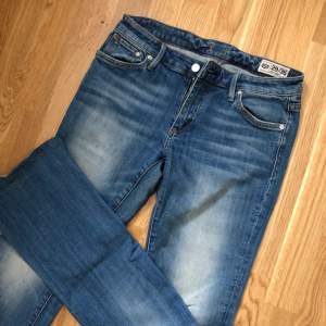 Lågmidjade bootcut jeans från Crocker Jeans. Älskar dessa men säljes pga för små 😭  Storleken är 29/35, men de är uppsydda så passar längd 32.