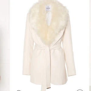 Verona short coat  - Jag säljer min fina kappa eftersom jag har tröttnat på den och jag vill köpa en svart istället. Jag har använt den 5-6 gånger. Man kan ha den under vintern eftersom kappan är gjord för att hålla in värmen så den är varm. 