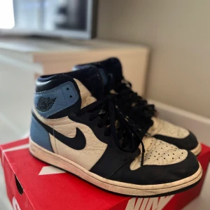Air jordan 1 high obsidian  - Skorna är fint skick. Storlek 43 Nypris 6400kr 