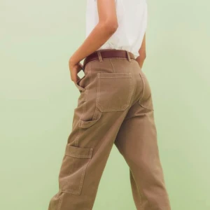 Cargobyxor - Säljer dessa cargobyxor som endast är använda 1 gång eftersom dom aldrig mer kommer till användning. Nypris 300kr💕