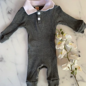 Sparkdräkt body strl 56-62 använd en gång  - Fin sparkdräkt i grått med vit krage strl 56-62, endast använd 1 gång 