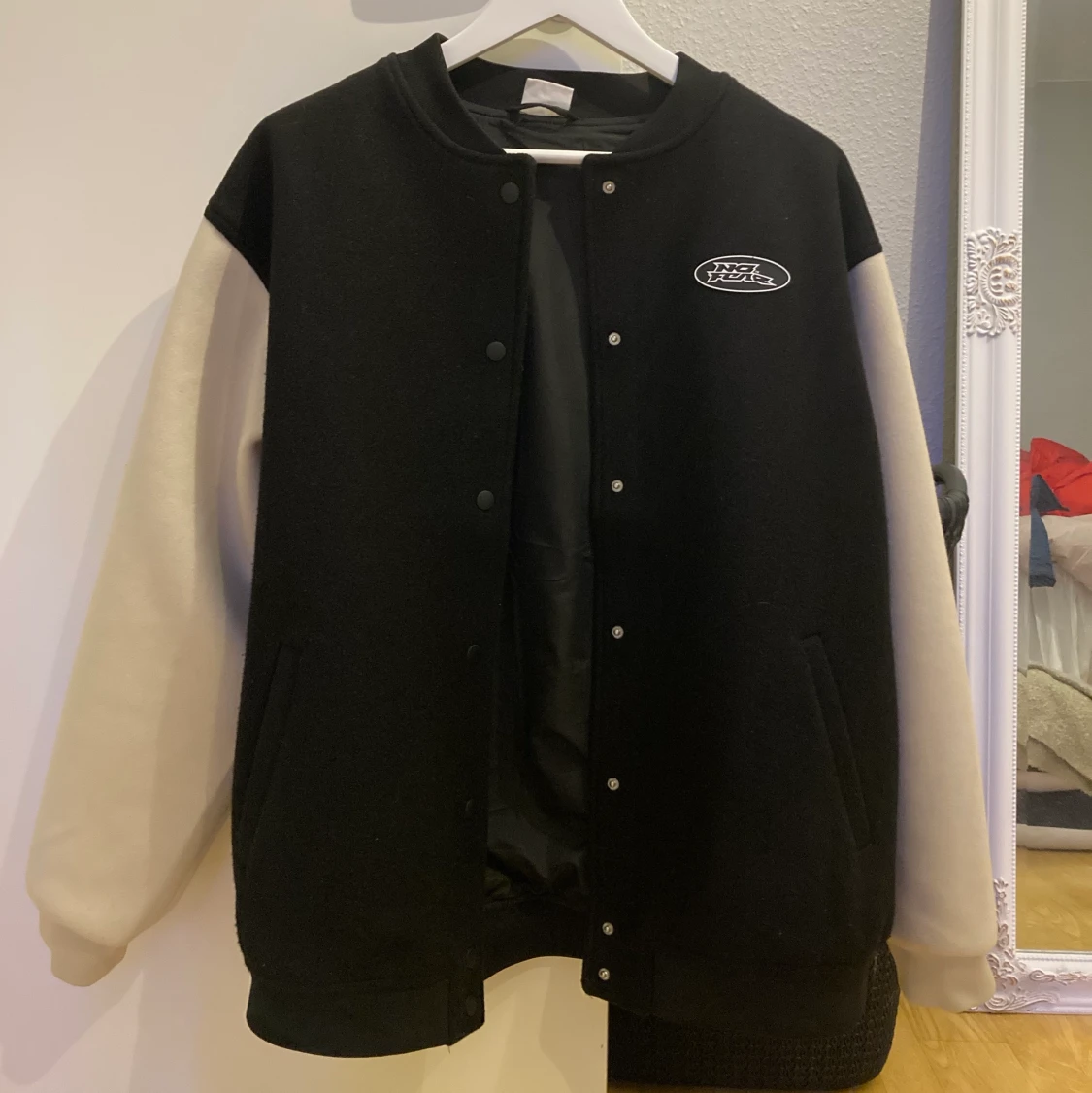 Svart basketball jacka