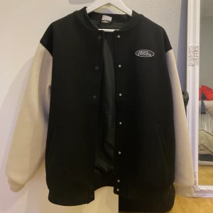 Svart basketball jacka - Svart basketball jacka ifrån hm med text på baksidan nyskick. skriv om du är intresserad av att köpa