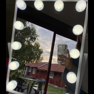 Spegel med belysning  - Säljer en jättefin spegel med belysning i tre olika lägen och styrkor! Helt ny, aldrig använd för att jag har en annan spegel. Om fler är intresserade startar jag en budgivning! Nypris: 800kr, mitt pris: 500kr + frakt! Pris går att diskutera! 🫶🏼💛✨🤩