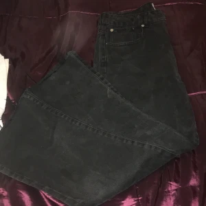 Denim byxor  - Jätte fina byxor i ny skick. Använt 1-5 gånger. Dem blev för små och jag vill sälja dessa byxor så dem kan komma till användning.😊