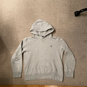 Ralph Lauren  - Säljer en Ralph Lauren hoodie i storlek 14-16 år, den är i ljusgrå färg och i väldigt bra skick. Skick 9/10  Hör av er om ni har frågor! 
